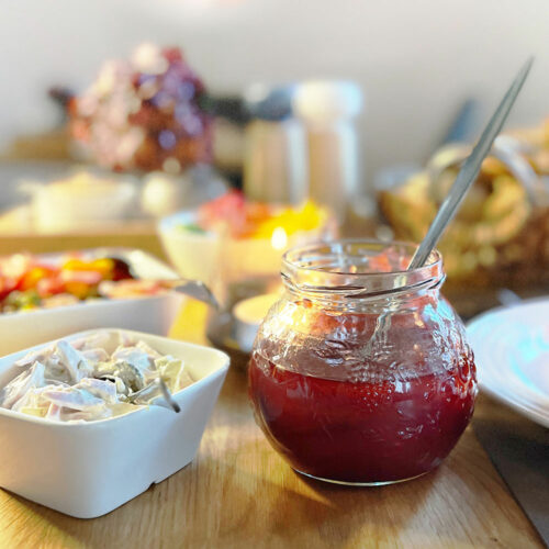 Leckere Marmeladen, Salate und mehr auf dem Frühstücksbüffet auf der Harz-Urlaubs-Alm.