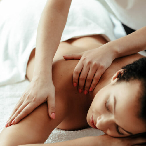 Urlauberin erhält eine entspannende Massage direkt in ihrer Unterkunft auf der Harz-Urlaubs-Alm.