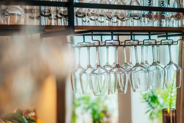 Hängende Weingläser an der Bar im Restaurant auf der Harz-Urlaubs-Alm.