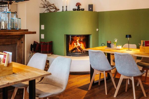 Ein Feuer knistert im Kamin des Restaurants auf der Harz-Urlaubs-Alm.