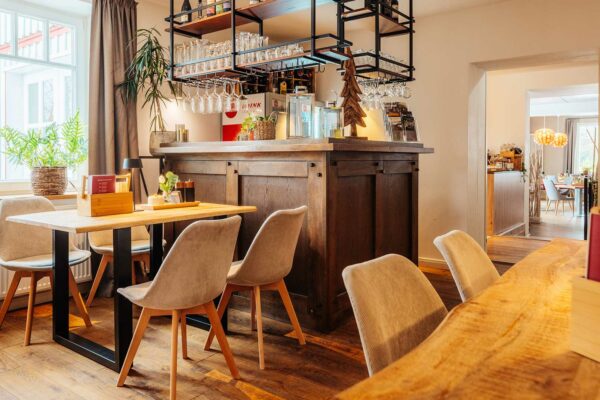 An der gut bestückten Bar im Restaurant auf der Harz-Urlaubs-Alm erwarten Sie edle Tropfen.